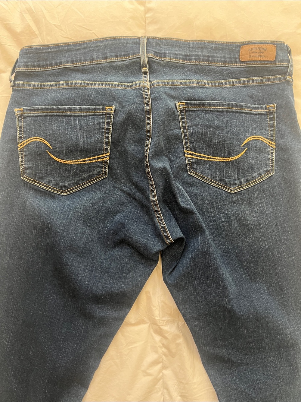 Signature Levi’s Women's Low-Rise Distressed Jeggings in Dark Blue Wash - Picture 7 of 8